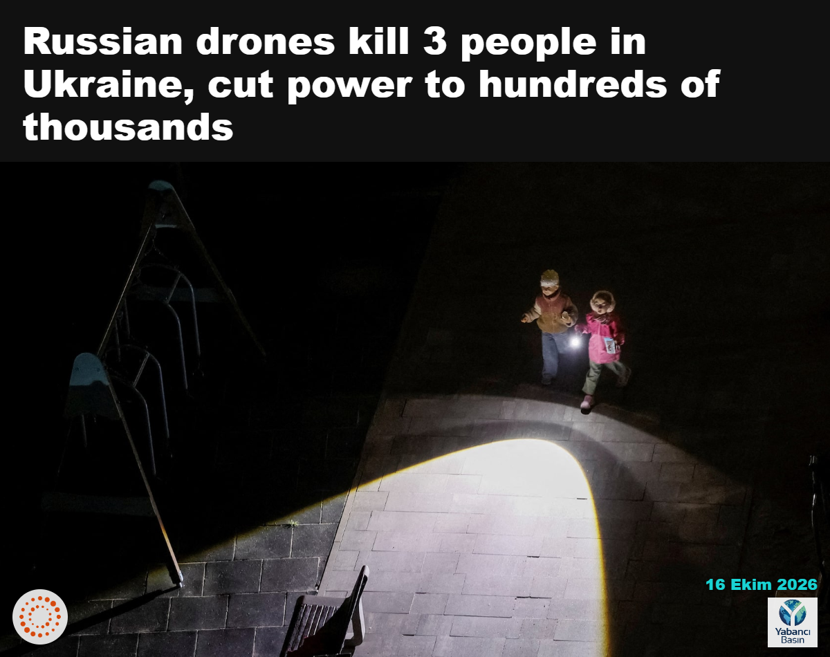 Rus füze ve drone saldırılarında kritik sivil altyapının hasar görmesinin ardından yaşanan elektrik kesintisi sırasında çocuklar, Ukrayna’nın başkenti Kiev’de 14 Ekim 2026’da oyun alanına giderken el feneri kullanıyor. REUTERS/Gleb Garanich