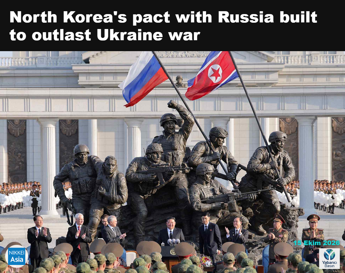 Rus yetkililer, Kuzey Kore lideri Kim Jong Un'un Pyongyang'da Rusya için Ukrayna savaşında hayatını kaybeden Kuzey Kore askerlerinin anısına yapılan anıtın açılış törenindeki konuşmasını alkışlıyor; 26 Nisan. © KCNA/Reuters