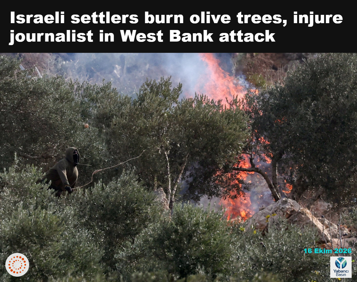 İşgal altındaki Batı Şeria’da Ramallah yakınlarındaki Abu Falah’ta Filistinlilerin zeytin hasadı sırasında çatışmaların ortasında İsrailli bir yerleşimci, Filistinlilere doğru bir cisim fırlatıyor, 16 Ekim 2026. REUTERS/Ammar Awad