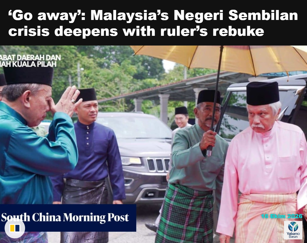 Negeri Sembilan hükümdarı Tuanku Muhriz Tuanku Munawir (pembe) ve Başbakan Ismail Lasim (mavi) cuma günü. Fotoğraf: Kuala Pilah Bölge ve Arazi Dairesi