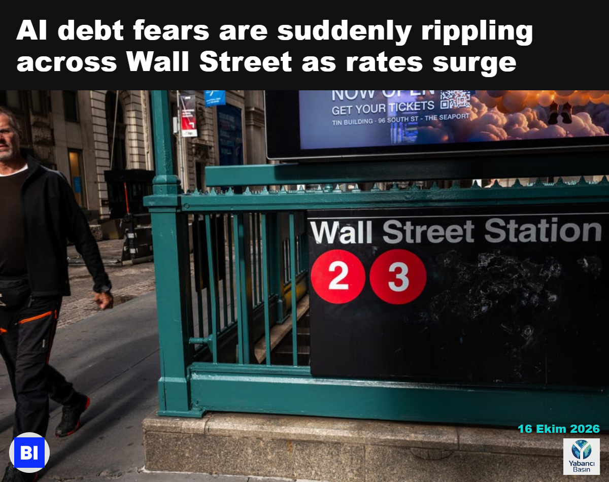 New York’taki Wall Street metro istasyonunun yanında yürüyen insanlar. Spencer Platt/Getty Images