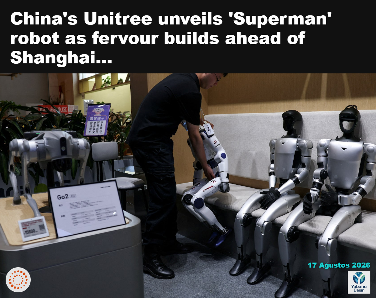 Bir personel, 1 Ağustos 2026'da Çin'in Pekin kentindeki Unitree mağazasında Unitree'nin R1 insansı robotunu koltuğuna yerleştiriyor. REUTERS/Tingshu Wang/Dosya fotoğrafı