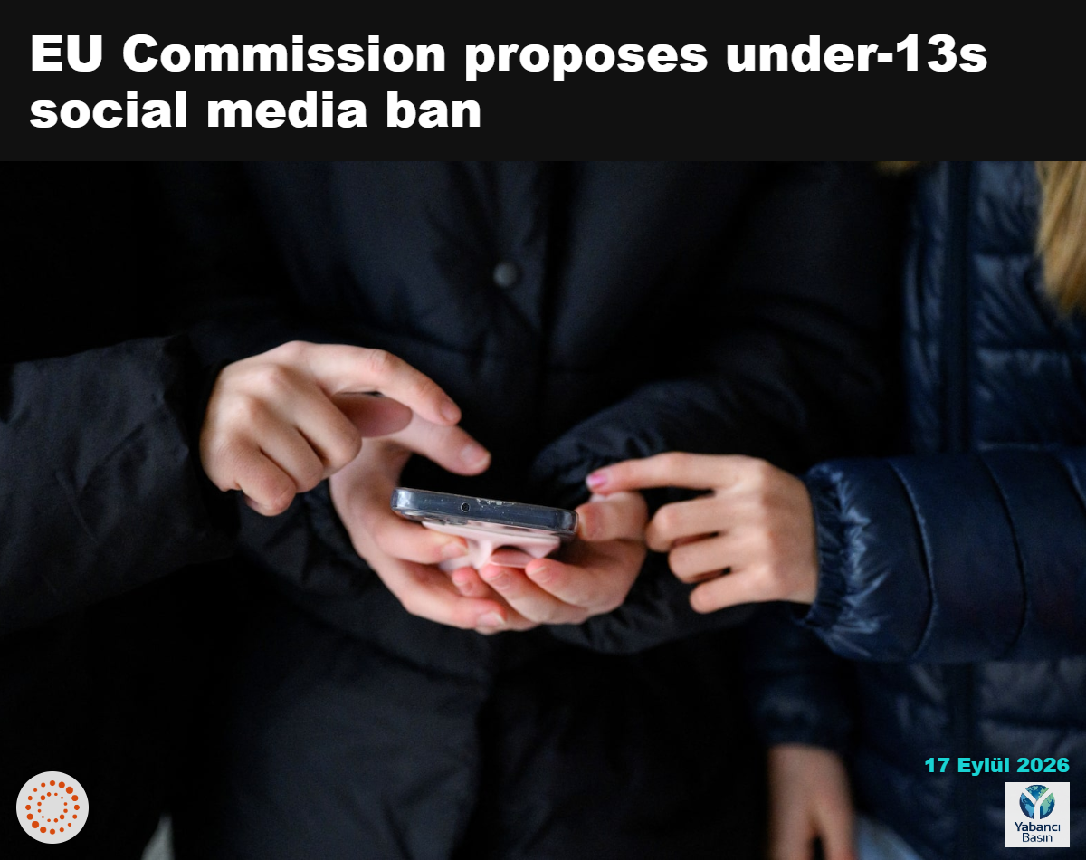 Almanya’nın Bonn kentinde 20 Şubat 2026’da telefonlarına bakan gençler fotoğraf çektiriyor. REUTERS/Jana Rodenbusch