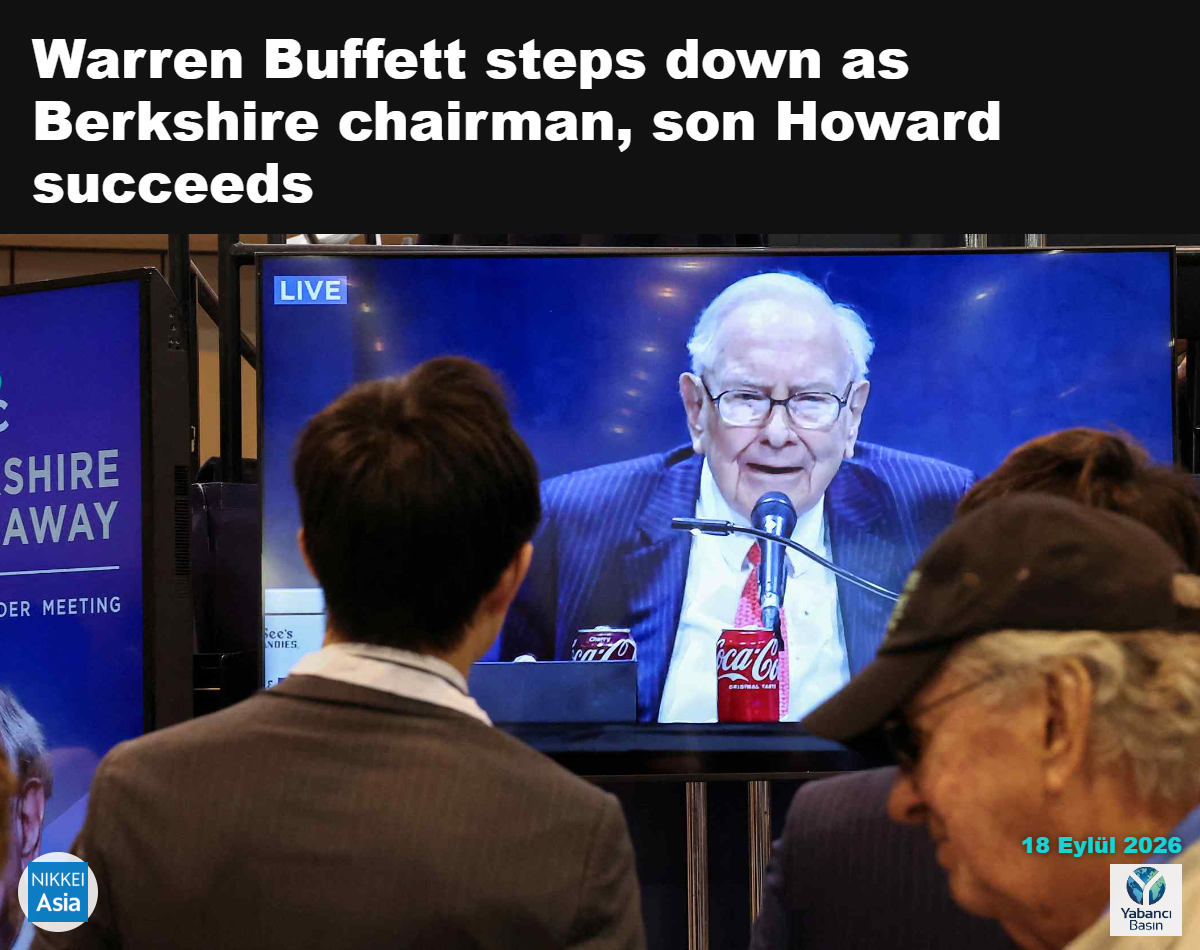 İnsanlar, Mayıs 2025’te şirketin yıllık hissedarlar toplantısında Berkshire Hathaway Başkanı Warren Buffett’ın konuşmasını ekrandan izliyor. © Reuters