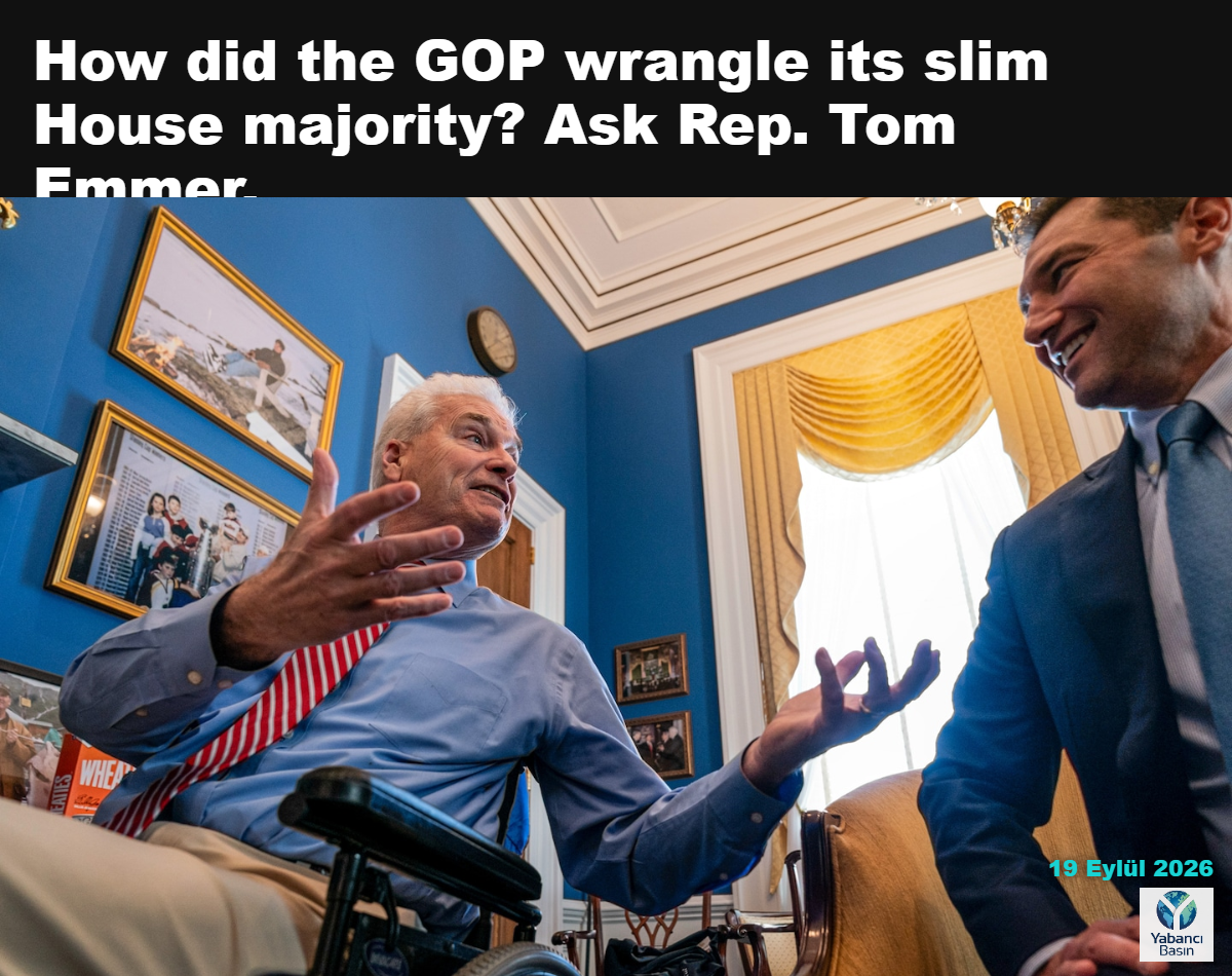 Temsilciler Meclisi Çoğunluk Grup Başkanı Tom Emmer (Minnesota Cumhuriyetçisi), Temmuz ayında Capitol Hill’deki ofisinde Baş Grup Başkan Yardımcısı Guy Reschenthaler (Pennsylvania Cumhuriyetçisi) ile konuşuyor. (Maxine Wallace/The Washington Post)