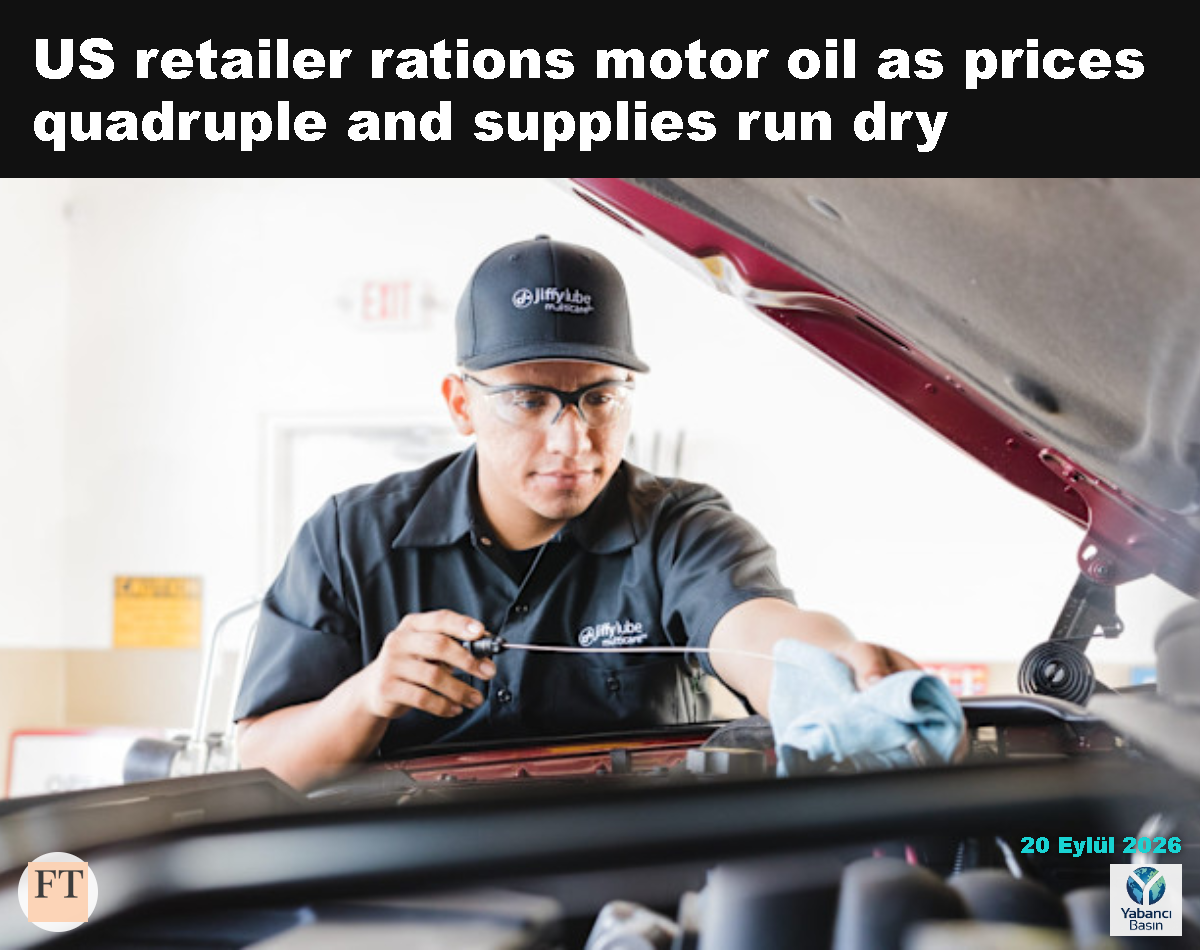 Jiffy Lube çalışanı bir aracın motor yağını kontrol ediyor. © Jiffy Lube