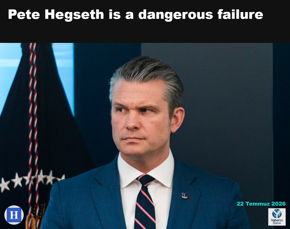 Savunma Bakanı Pete Hegseth, 6 Nisan 2026'da Washington, DC'deki Beyaz Saray Brifing Odası'nda Başkan Trump ile İran'daki savaşı tartışmak üzere düzenlenen basın toplantısı sırasında görülüyor.