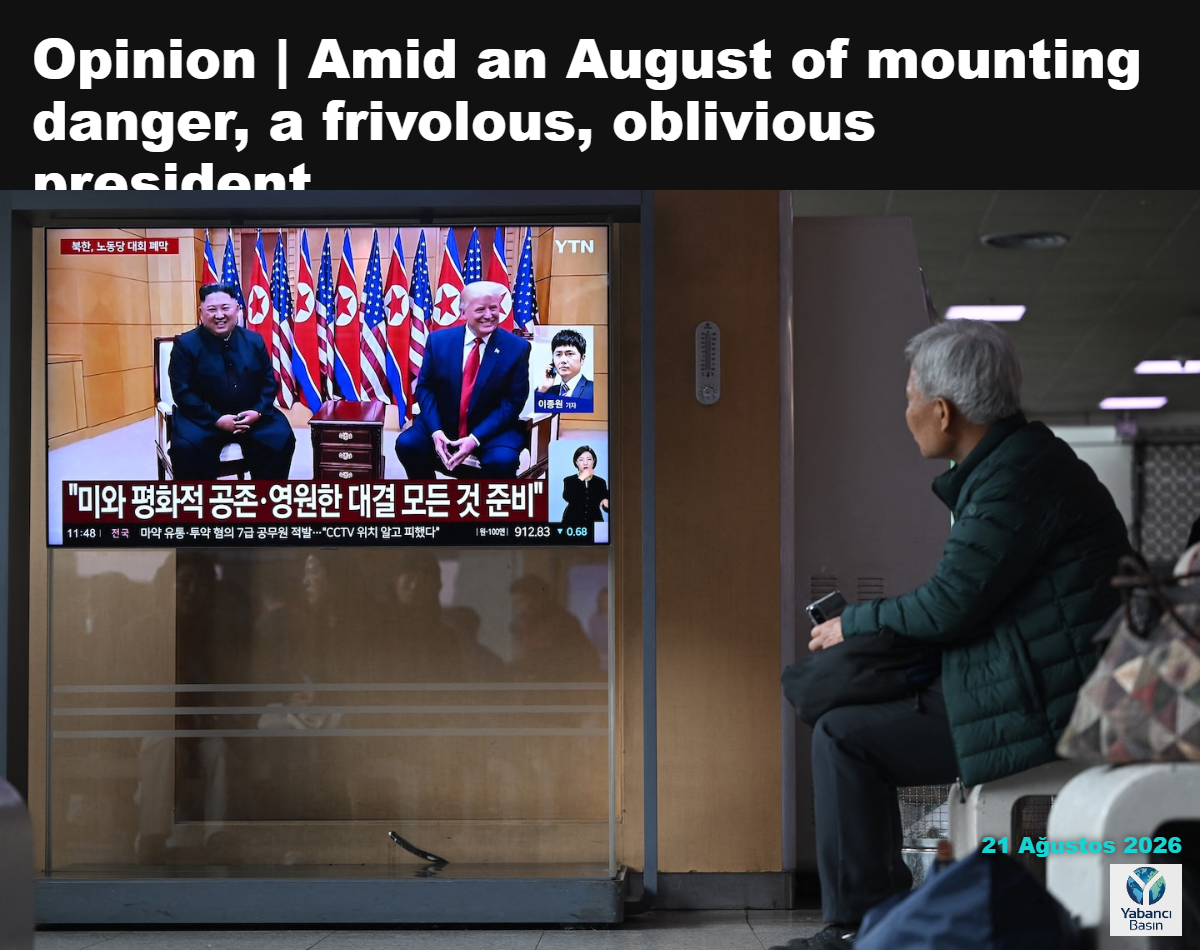 Şubat ayında Seul'deki bir tren istasyonunda bir televizyon haber yayını, Başkan Donald Trump ve Kuzey Kore diktatörü Kim Jong Un'un arşiv fotoğrafını gösteriyor. (Jung Yeon-je/AFP/Getty Images)