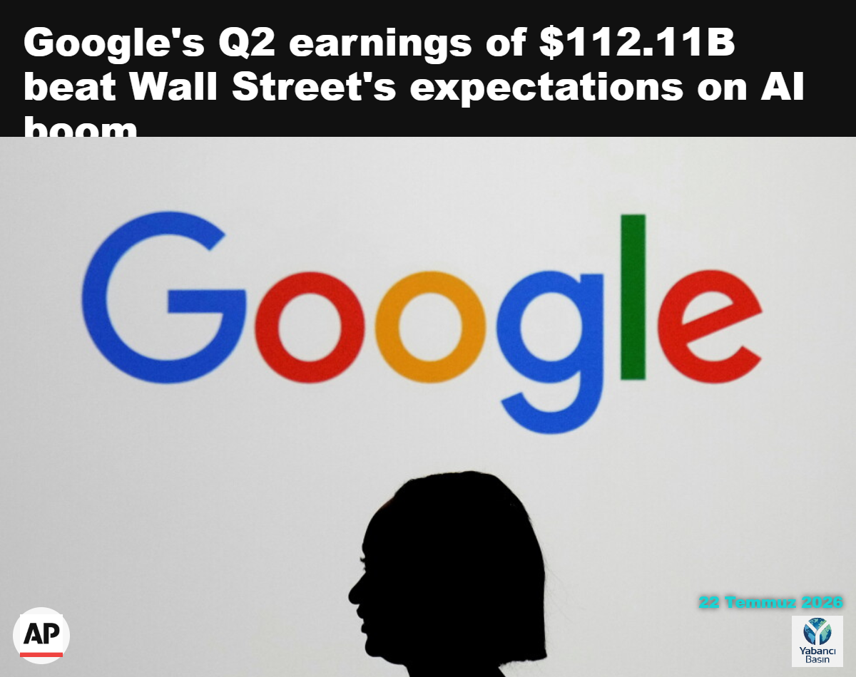 Bir kadın, 9 Şubat 2025’te Paris’teki Yapay Zekâ Eylem Zirvesi kapsamında düzenlenen bir etkinlikte Google logosunun sergilendiği dev ekranın önünden geçiyor. (AP Fotoğrafı/Thibault Camus, Dosya)