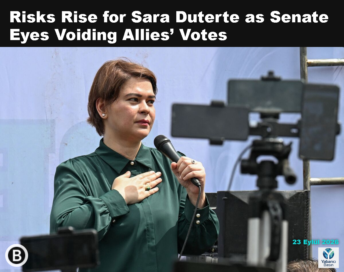 Sara Duterte, 11 Eylül’de Metro Manila’nın Quezon City kentindeki belediye binası önünde destekçileriyle konuşuyor. Fotoğraf: Jam Sta Rosa/AFP/Getty Images