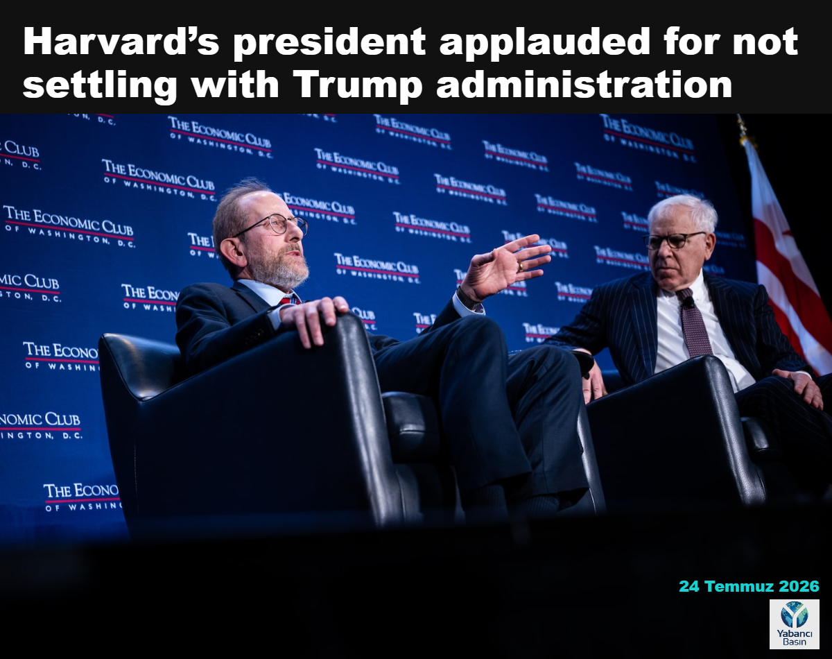 Harvard Üniversitesi Başkanı Alan Garber, Perşembe günü Washington Economic Club’da hayırsever David Rubenstein ile birlikte. (Bloomberg/Getty Images)
