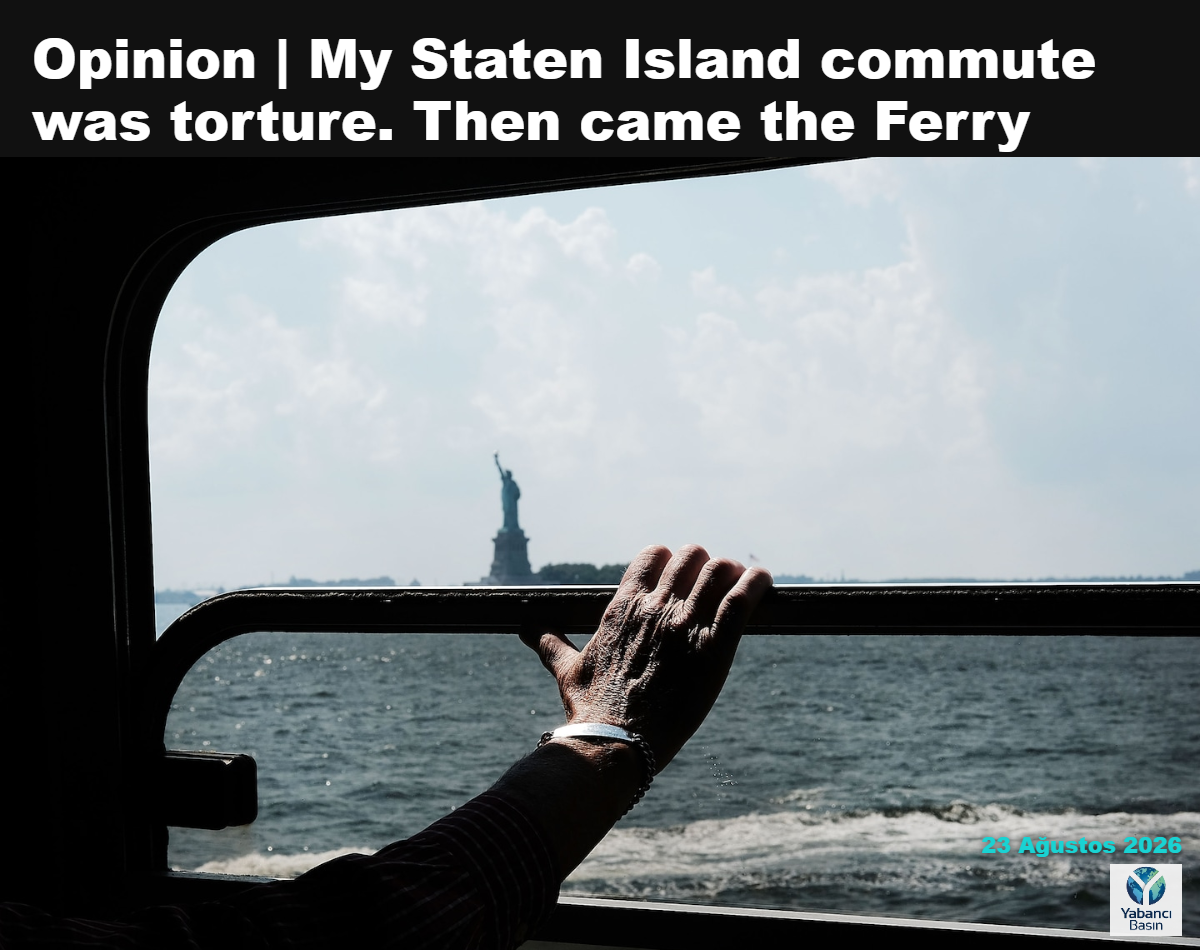 Bir el, Staten Island Feribotu’nun penceresinden dışarı uzanıyor; uzakta Özgürlük Heykeli görülüyor. (Spencer Platt/Getty Images)