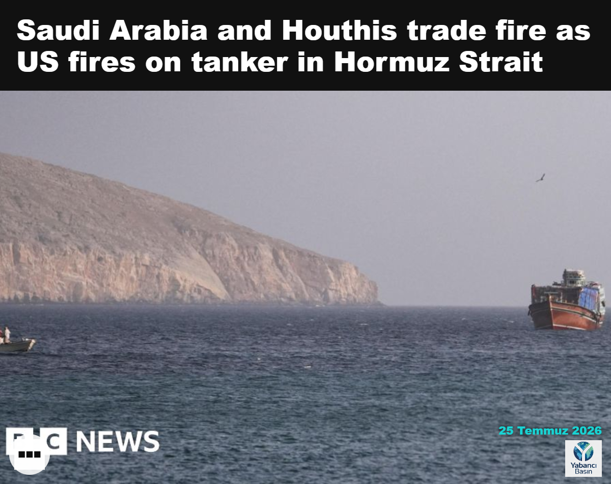 Umman'ın Musandam kentinden görülen Hürmüz Boğazı'ndaki bir gemi — Reuters