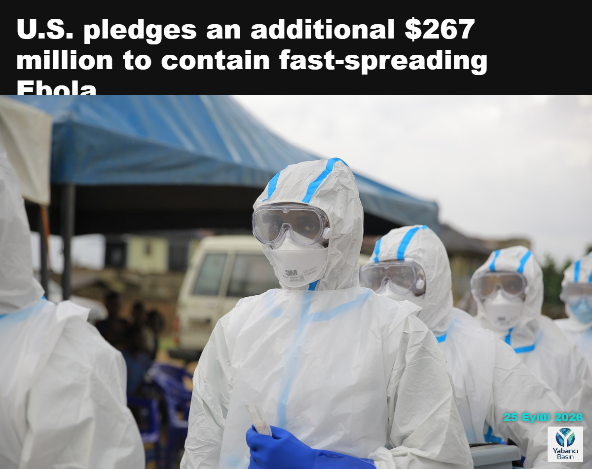 Ebola müdahale ekipleri, farkındalık yaratmak amacıyla Demokratik Kongo Cumhuriyeti’nin doğusundaki Beni’de salı günü düzenlenen halka açık gösteriye katılıyor. (Sebastien Kitsa Musayi/AP)