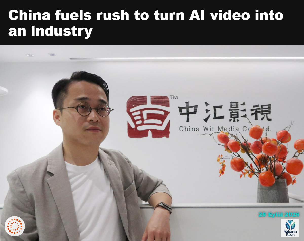 Çinli yapay zekâ yönetmeni Zhu Zhili, 17 Ağustos 2026’da Çin’in Guangdong eyaletine bağlı Shenzhen kentindeki film ve televizyon yapım şirketi China Wit Media’da fotoğraf için poz veriyor. REUTERS/Ellen Zhang