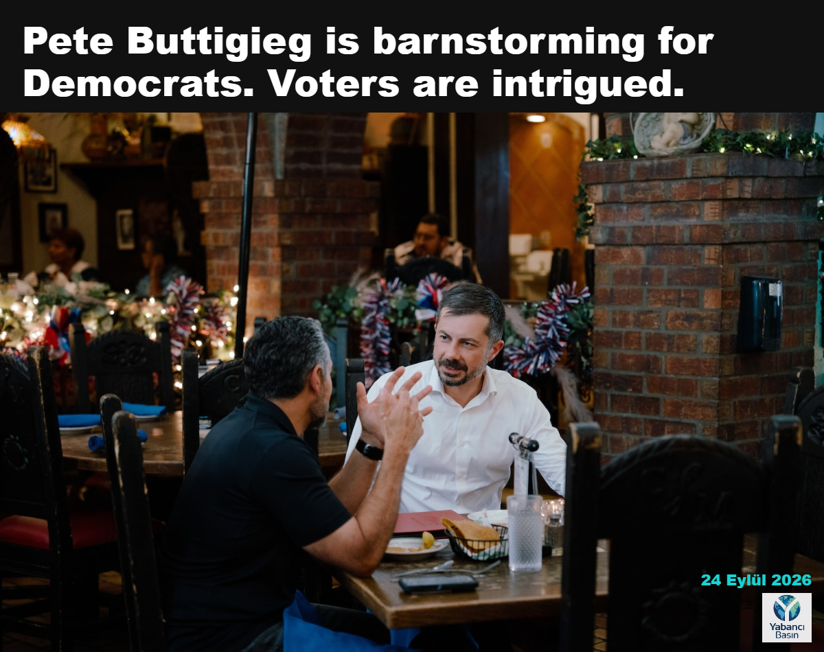 Pete Buttigieg, 13 Eylül’de El Paso’da Teksas Eyalet Senatörü César Blanco ile görüşüyor. (Paul Ratje/Paul Ratje for The Washington Post)