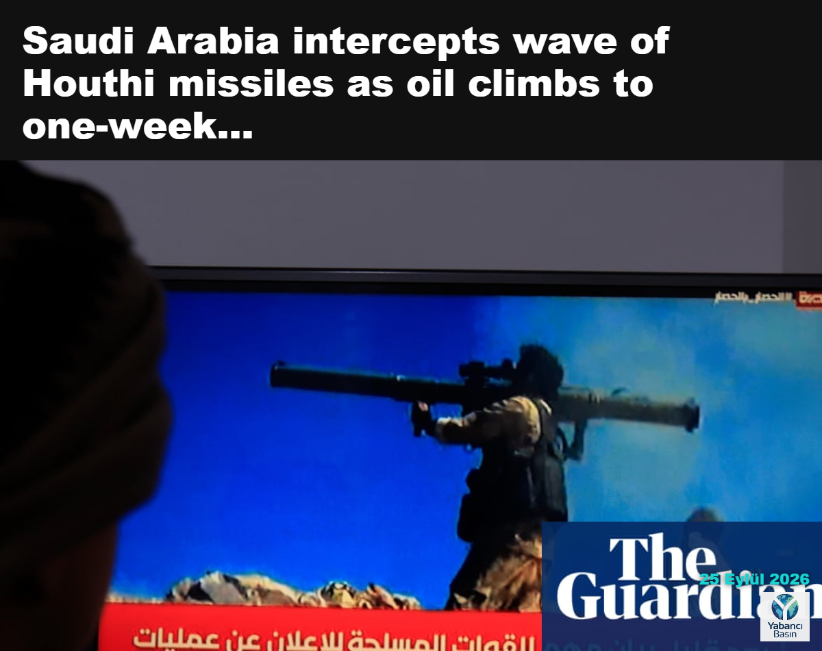 Sana’da bir kişi, Suudi-Husi çatışmasındaki son gelişmeleri televizyondan izliyor. Husiler Yemen’de Suudi destekli hükümete saldırılar düzenledi ve Suudi Arabistan’a tekrarlanan füze saldırılarıyla petrol akışını aksattı. Fotoğraf: Yahya Arhab/EPA