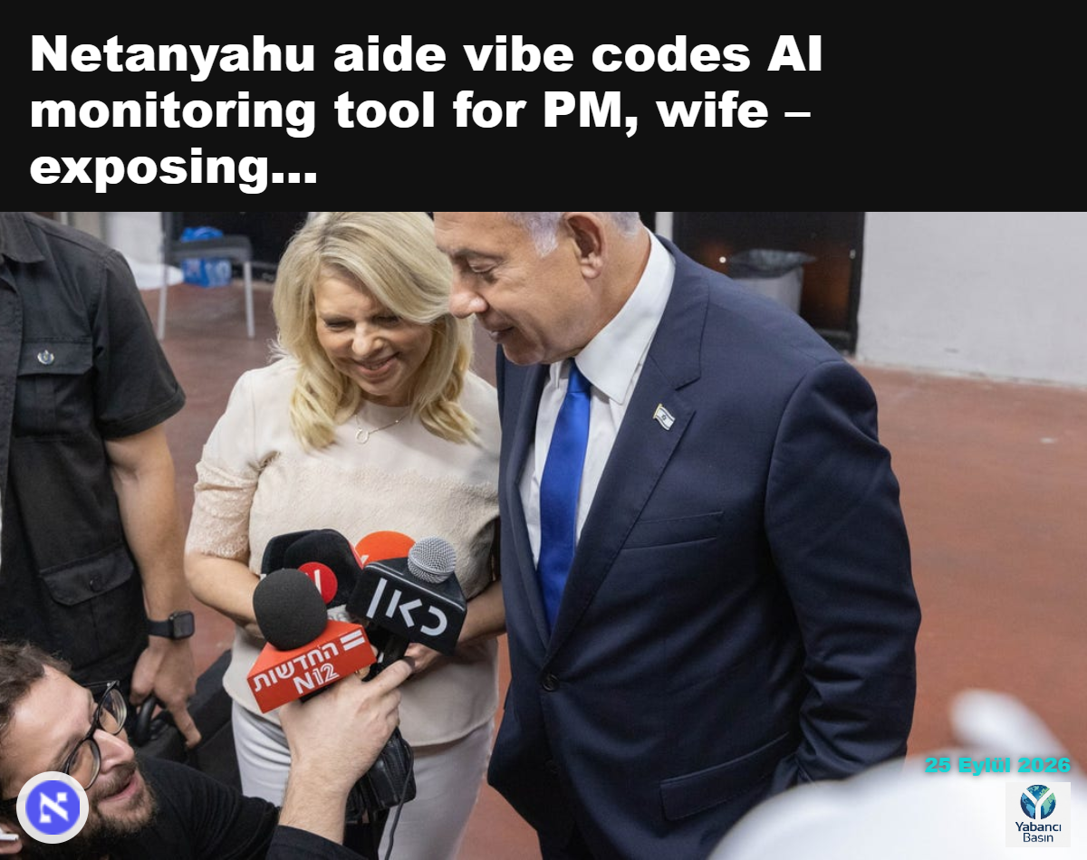 Jonatan Urich, Başbakan Binyamin Netanyahu ve eşi Sara’nın 2022’de Tel Aviv’de gazetecilere hitap ettiği sırada mikrofonları tutuyor. Fotoğraf: Tomer Appelbaum
