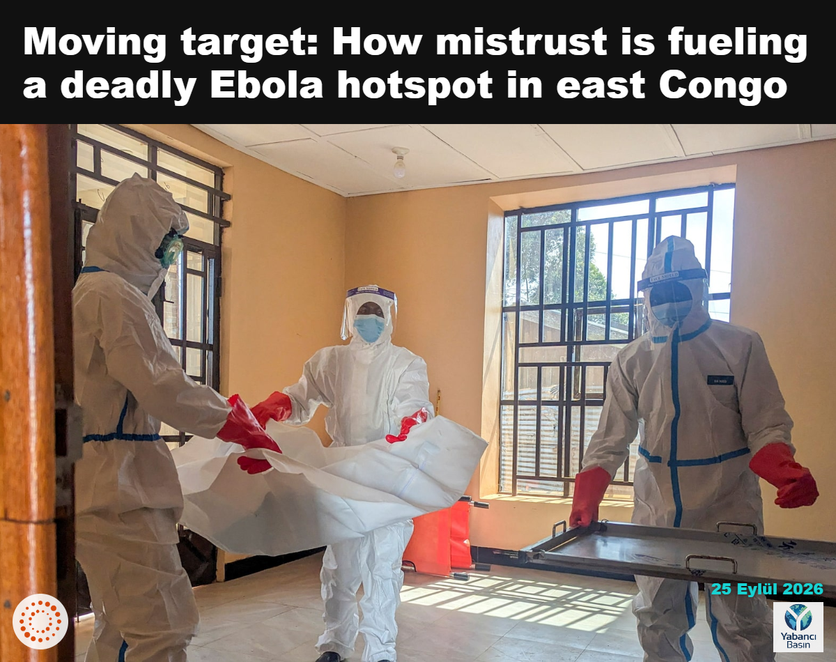 Kongo Demokratik Cumhuriyeti’nin Kuzey Kivu eyaletinde, Ebola’dan öldüğü şüphelenilen 1 yaşındaki bir çocuğun naaşı, 13 Eylül 2026’da Butembo Birleşik Hastanesi morgundan güvenli defin ekibi üyeleri tarafından alınıyor. REUTERS/Gradel Muyisa Mumbere