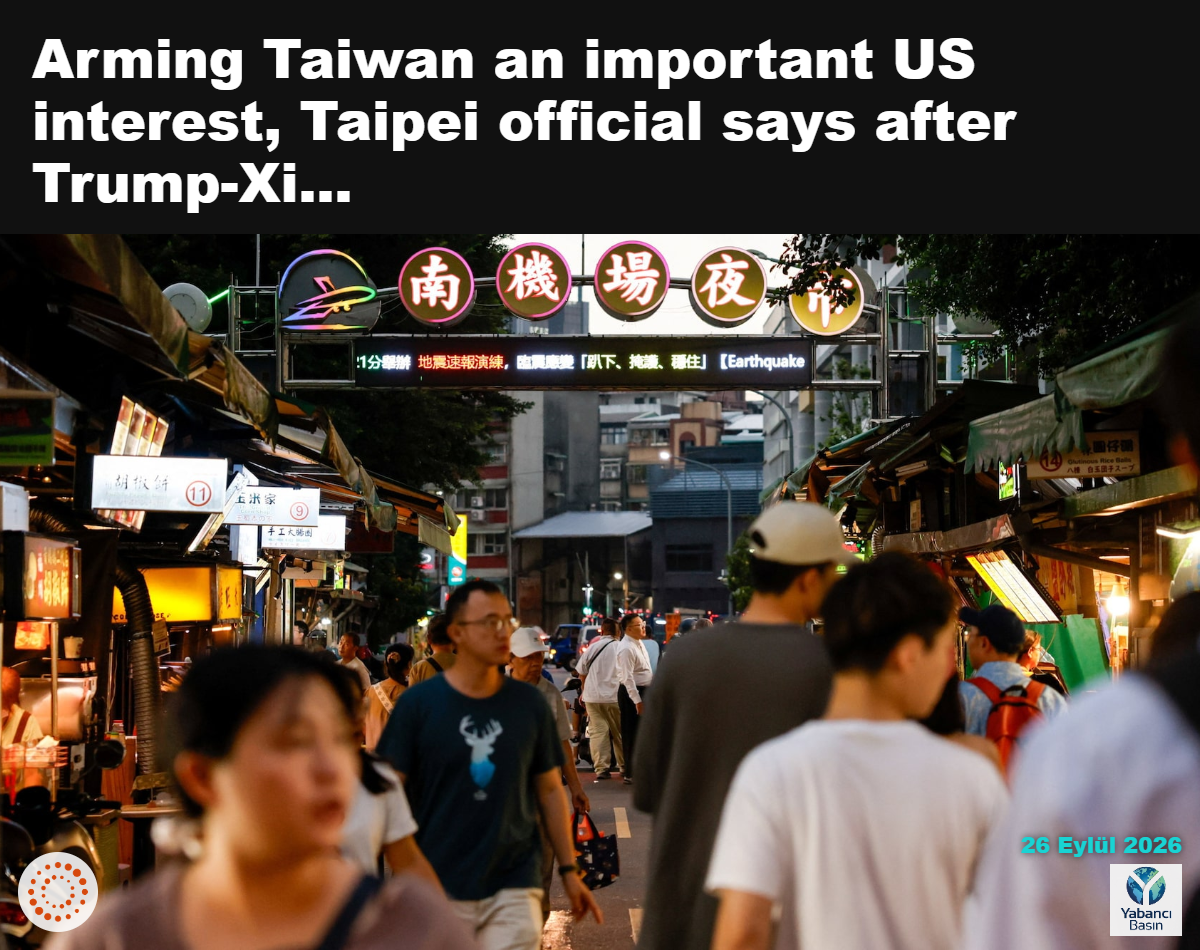 Tayvan bayrakları altında Taipei, Tayvan’daki Nanjichang Gece Pazarı’ndan geçen insanlar, 24 Eylül 2026. REUTERS/Ann Wang