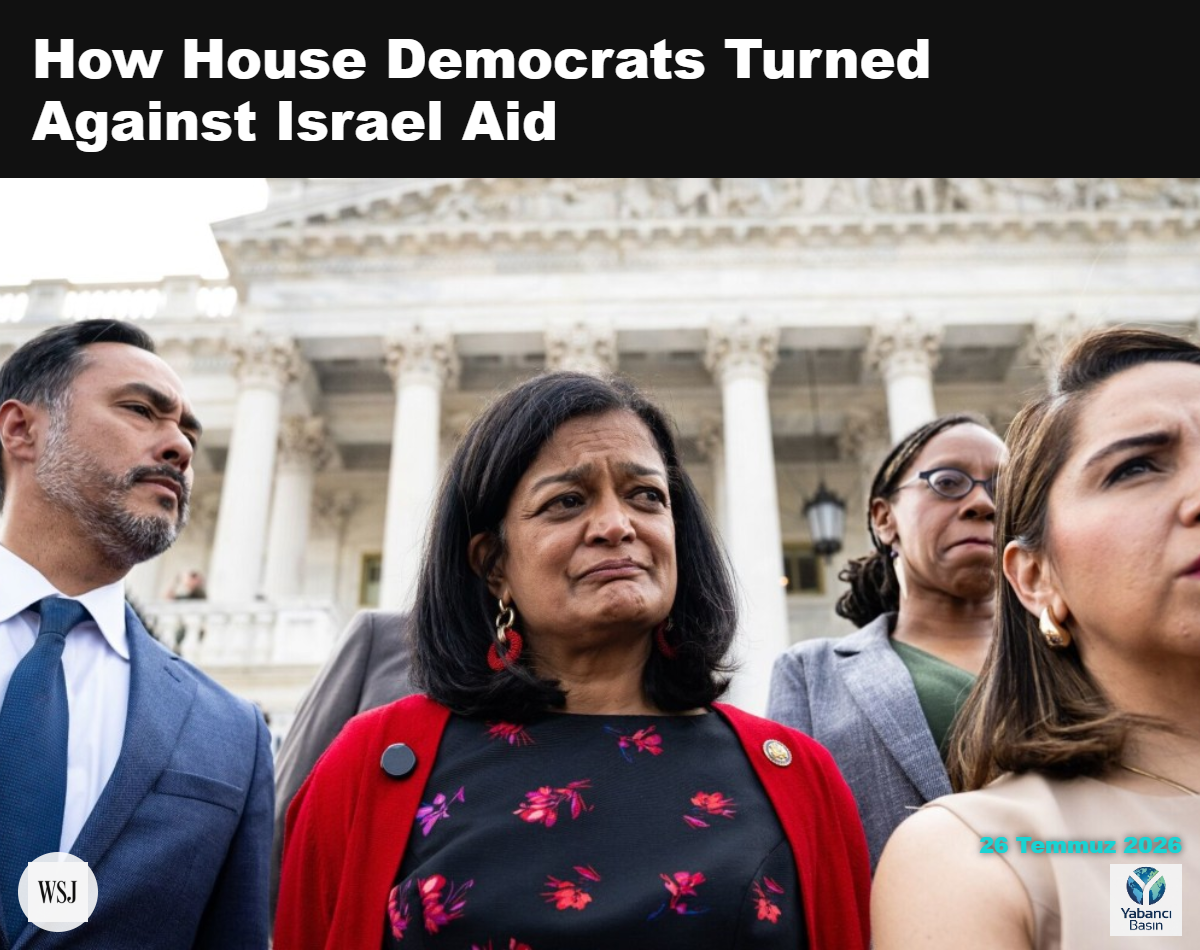 Temsilci Pramila Jayapal (D., Wash.), kırmızı kıyafetle, Kongre İlerici Grubu üyeleriyle ABD Kongre Binası'nda. GRAEME SLOAN/BLOOMBERG NEWS