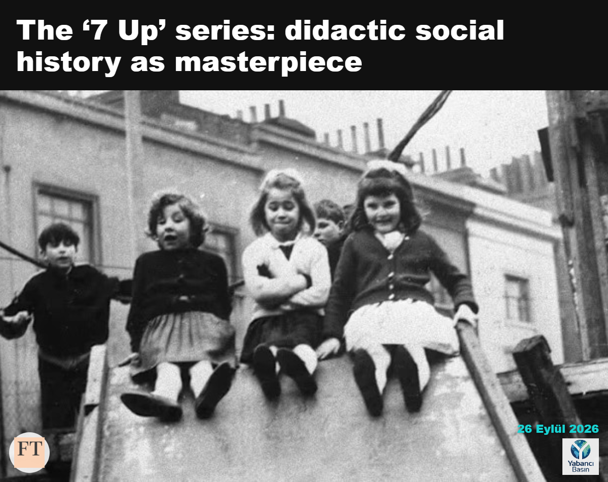 Jackie Bassett, Lynn Johnson ve Sue Davis 1964’te bir kaydırağın tepesinde birlikte oturuyor © ITV