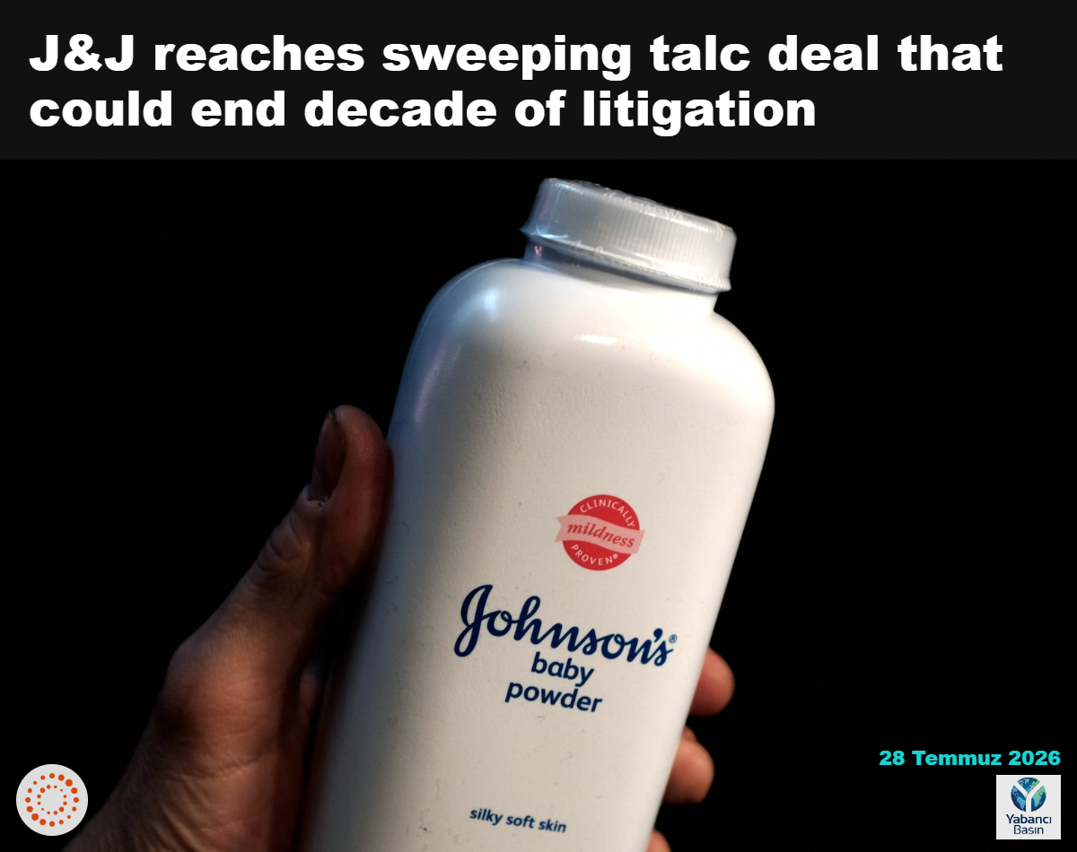 24 Şubat 2016'da New York'ta çekilen fotoğraf illüstrasyonunda bir Johnson & Johnson Bebek Pudrası şişesi görülüyor. REUTERS/Mike Segar/İllüstrasyon/Dosya Fotoğrafı