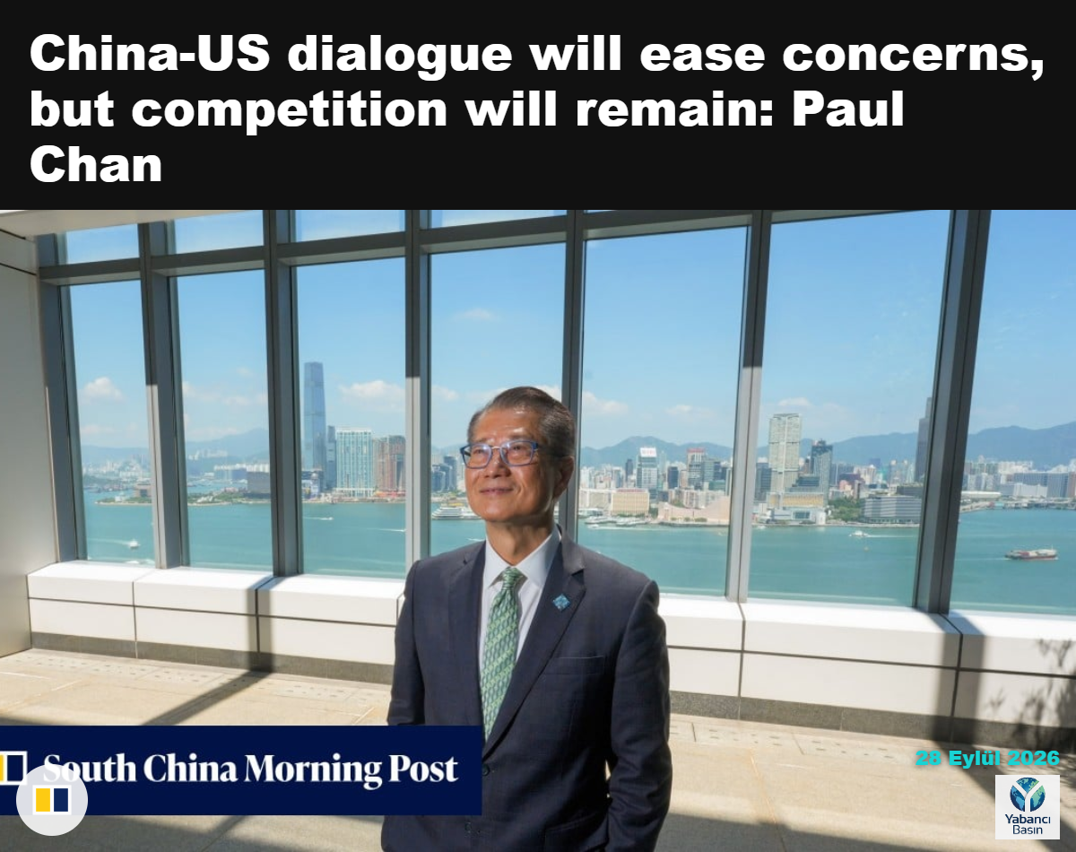 Paul Chan Mo-po, Hong Kong limanı manzarası önünde.