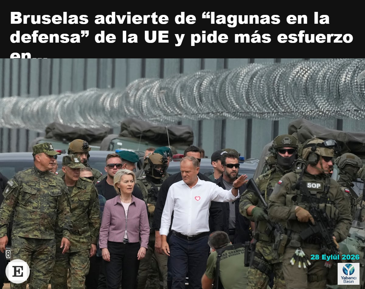Polonya Başbakanı Donald Tusk ve Avrupa Komisyonu Başkanı Ursula von der Leyen, 31 Ağustos 2025’te Polonya’nın Krynki kentinde Polonya-Belarus sınırını ziyaretleri sırasında Sınır Muhafızları mensuplarıyla konuşuyor. CZAREK SOKOLOWSKI (AP PHOTO/CZAREK SOKOLOWSKI)