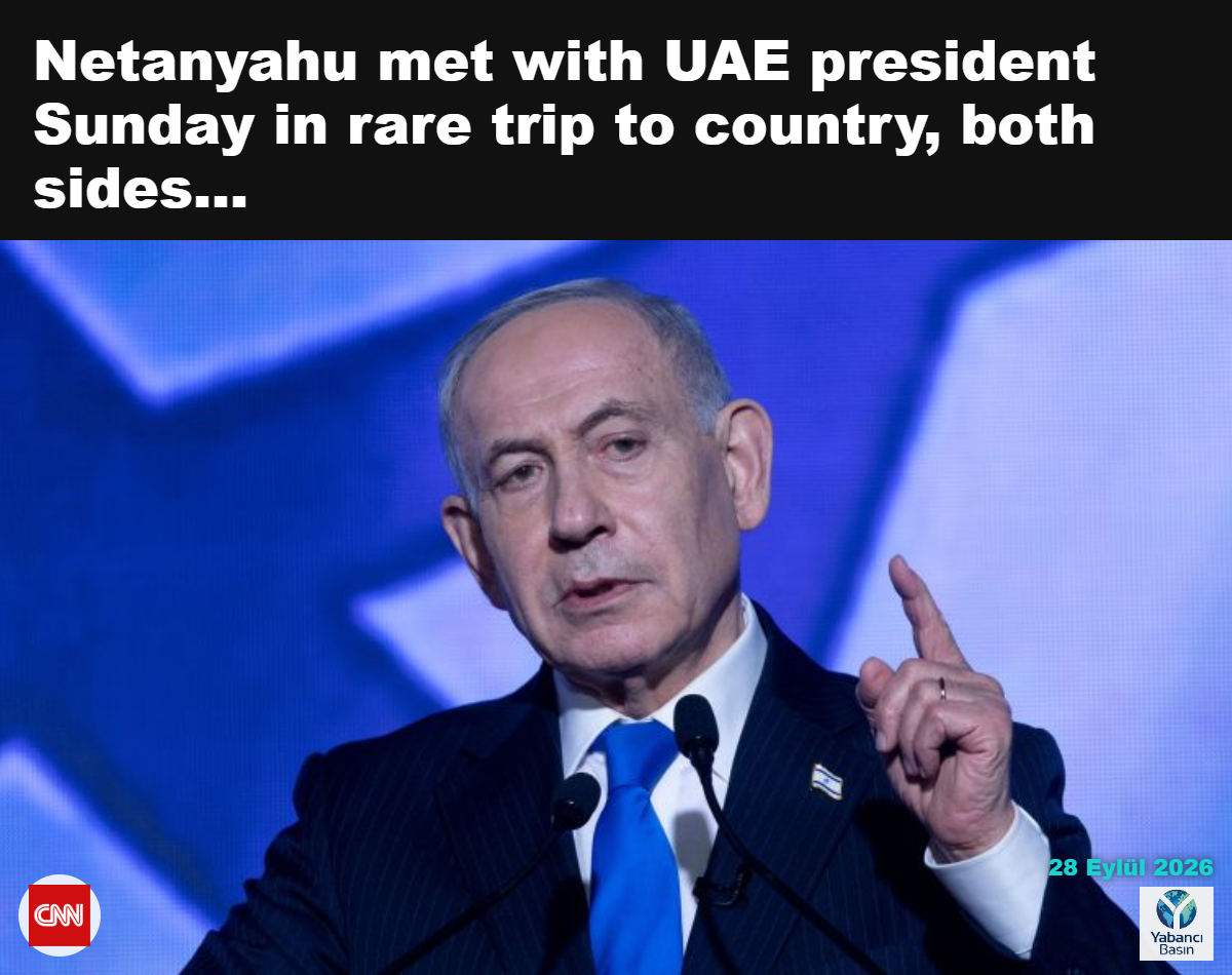 İsrail Başbakanı Benjamin Netanyahu ve İsrail genel seçimleri öncesinde ana rakibi muhalefet adayı Gadi Eisenkot'un yer aldığı bir televizyon kanalı reklamının önünden geçen insanlar, Ramat Gan, İsrail. (Oded Balilty/AP)