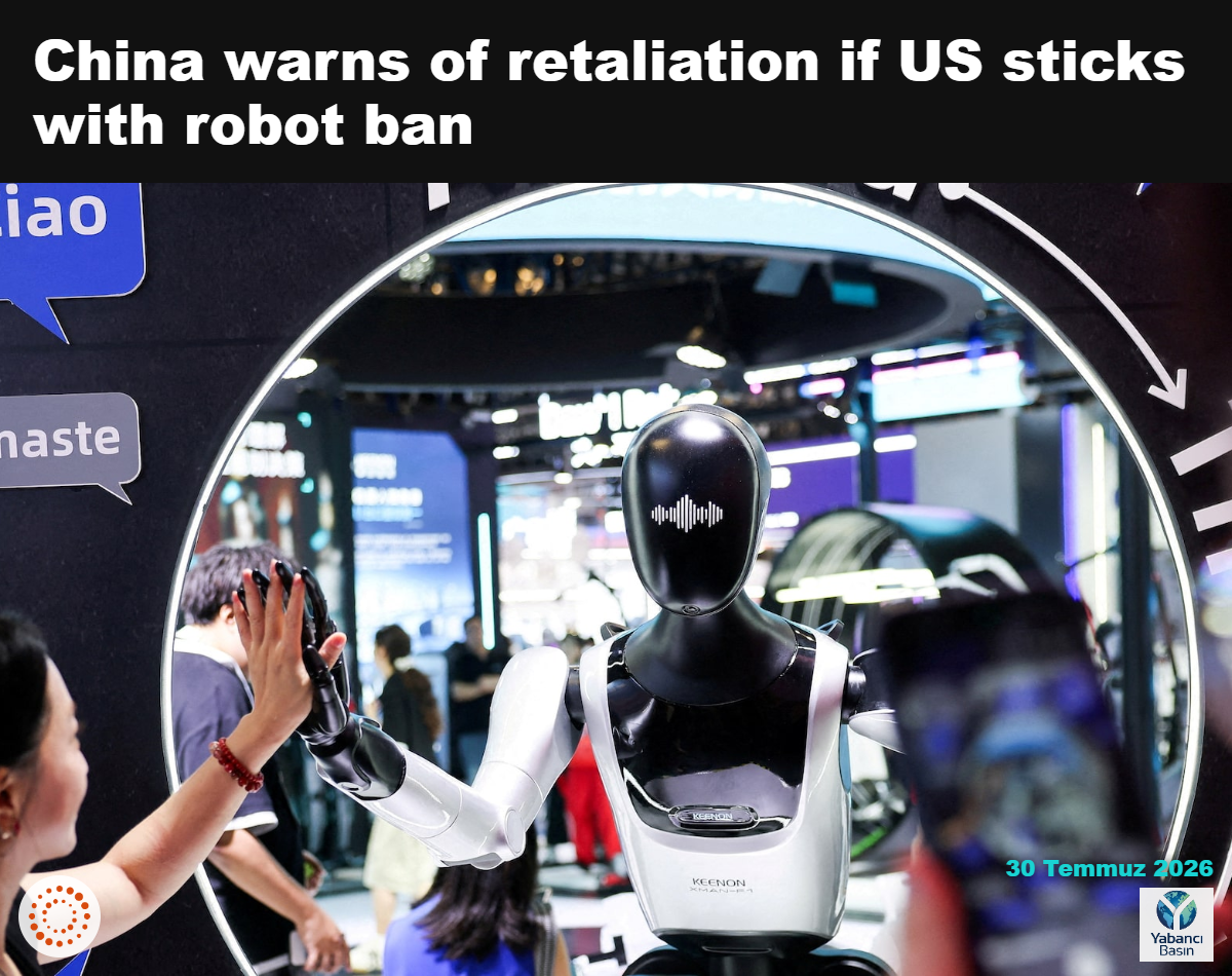 Bir ziyaretçi, 18 Temmuz 2026’da Çin’in Şanghay kentinde düzenlenen Dünya Yapay Zekâ Konferansı (WAIC) sırasında Keenon Robotics standındaki insansı robotla çak yaptı. REUTERS/Go Nakamura TPX...