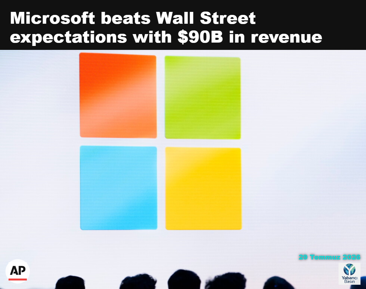 20 Mayıs 2024’te Redmond, Washington’daki Microsoft merkezinde düzenlenen bir etkinlikte insanlar dinlerken bir ekranda Microsoft logosu görülüyor. (AP Photo/Lindsey Wasson, Dosya)