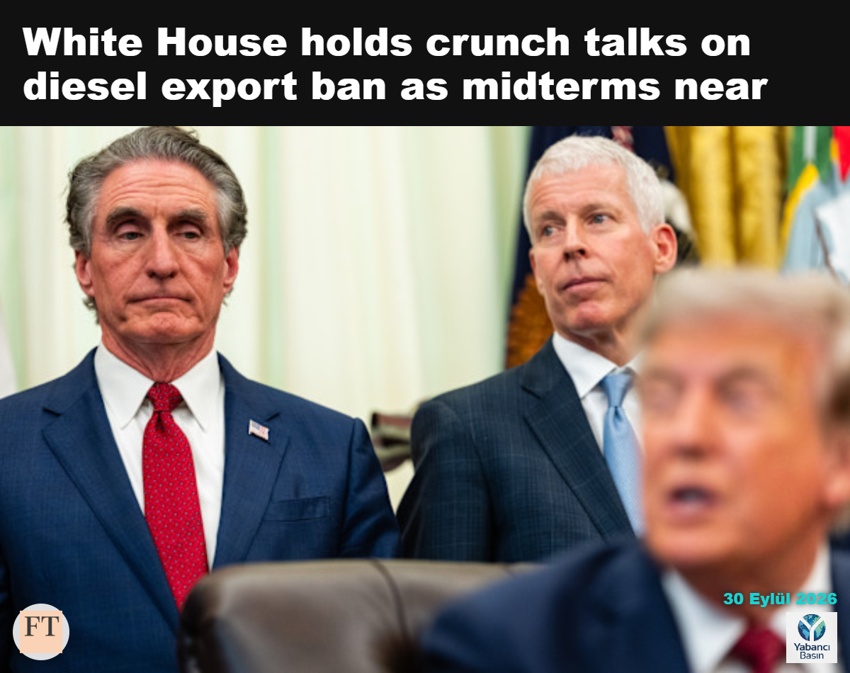 ABD İçişleri Bakanı Doug Burgum solda ve Enerji Bakanı Chris Wright, Donald Trump Oval Ofis’te konuşurken onu dinliyor. © 2026 Getty Images