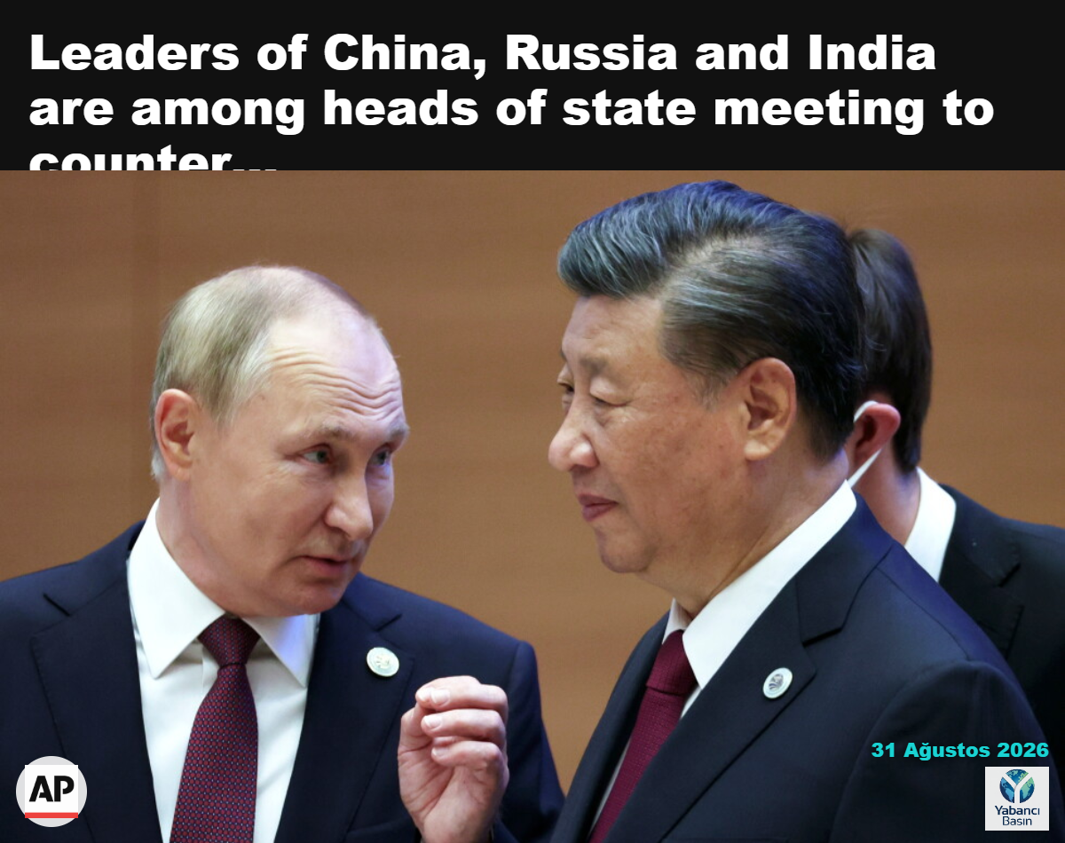 Rusya Devlet Başkanı Vladimir Putin, 16 Eylül 2022’de Özbekistan’ın Semerkant kentinde düzenlenen Şanghay İşbirliği Örgütü zirvesinde Çin Devlet Başkanı Şi Cinping’le konuşurken el hareketi yapıyor. (Sergei Bobylev, Sputnik, Kremlin Pool Photo via AP, File)