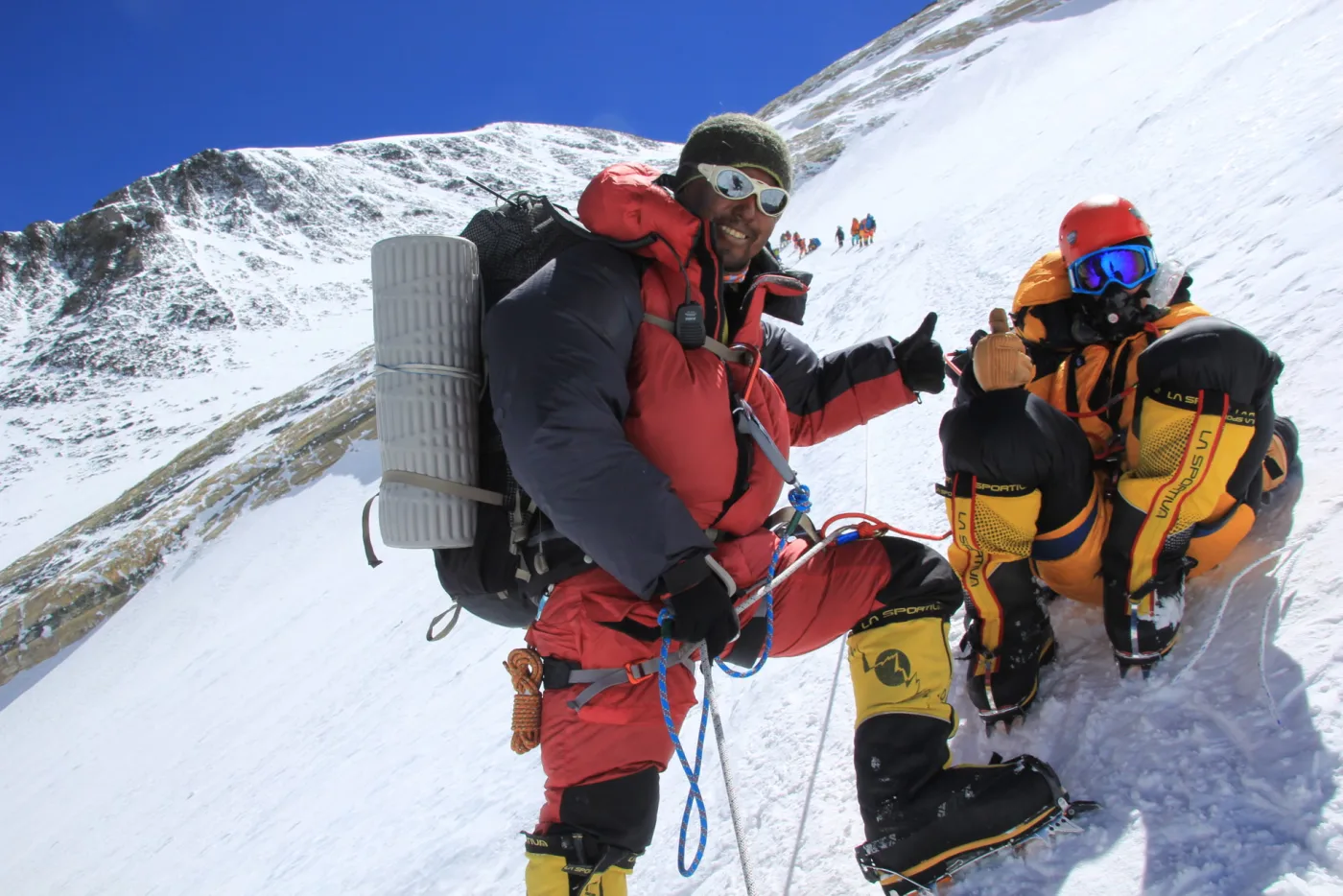 Kırmızı giysili Tshiring Jangbu Sherpa, IFMGA sertifikalı bir dağ rehberidir ve yüksek irtifalarda ceset kurtarma görevleri yürütmüştür. Fotoğraf: Rajan Shrestha/tedarik edilmiştir.