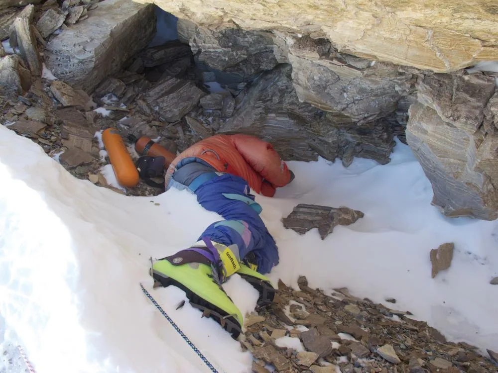 1996'dan beri, "Yeşil Çizmeli" lakaplı dağcının kalıntıları, Everest'in 8.000 metrenin üzerindeki "ölüm bölgesi"nde bulunan küçük bir mağarada yatıyor; burada aşırı koşullar, kalıntıların çıkarılmasını zor ve tehlikeli hale getiriyor.