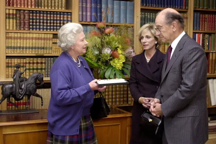 Greenspan collecting his honorary knighthood from Queen Elizabeth II in 2002 © David Cheskin/Pool/AFP/Getty Images