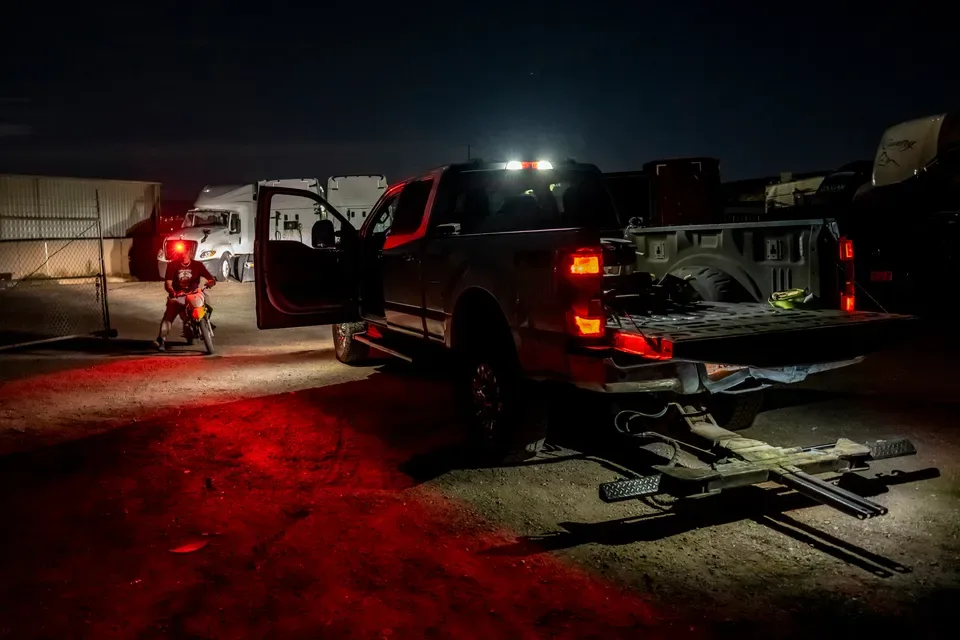 Pitman, bir aracı saniyeler içinde yakalamak için, kabin içinden kumanda kollarıyla yönlendirilebilen, haç şeklinde çelik bir bomla donatılmış, ağır hizmet tipi bir Ford F-serisi pikap olan "hızlı hareket" ünitesi kullanıyor.