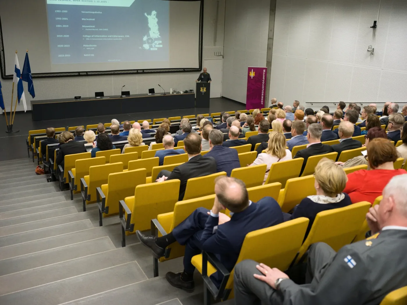 Finlandiya Ulusal Savunma Üniversitesi Rektörü Tuğgeneral Jaro Kesänen, Ulusal Savunma Kursu katılımcılarına bir konferans veriyor. Fotoğrafçı: Carl Bergman/Bloomberg