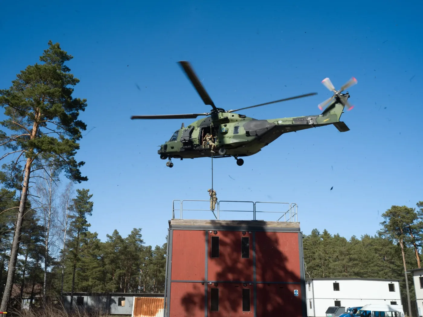 Taktik helikopter mürettebatı, Aralık 2024'te Baltık Denizi'nde Rusya'ya ait olduğu düşünülen bir gizli filo gemisine Finlandiya özel kuvvetlerinin nasıl konuşlandırıldığını gösteriyor. Fotoğrafçı: Carl Bergman/Bloomberg