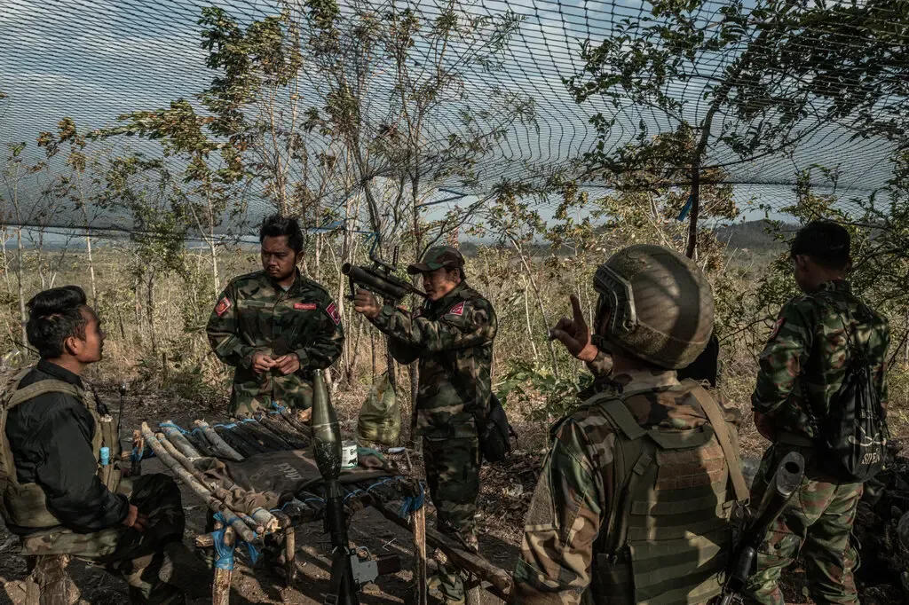 Direnişçilerin ve Myanmar ordusu askerlerinin mevzileri birbirine sadece yarım mil uzaklıktaydı.