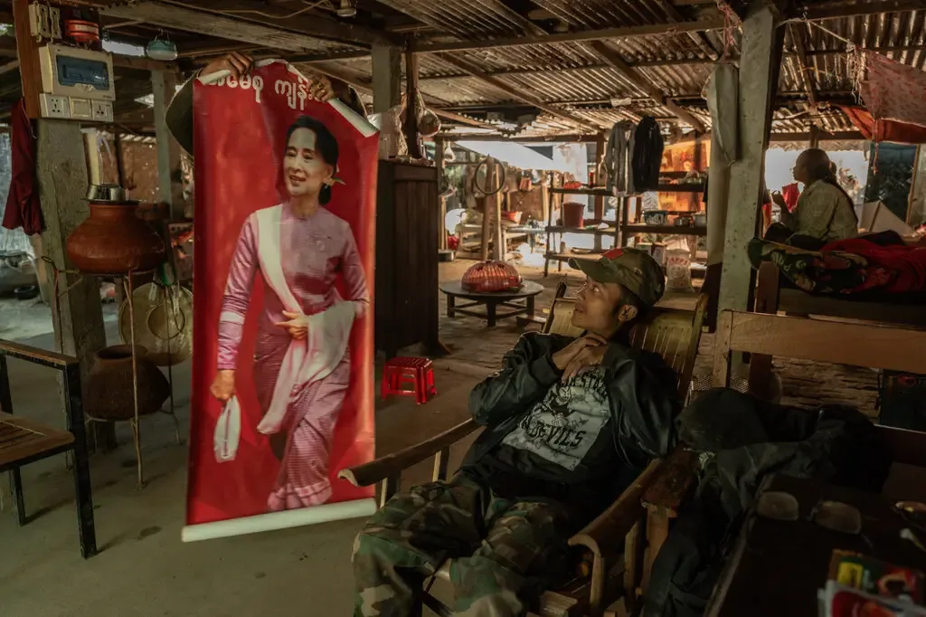 Anyar'da yaşayan bir kişi, Daw Aung San Suu Kyi'nin posterini açıyor. Eski sivil liderin resimlerine sahip olmak, Myanmar askeri yönetiminin kontrolündeki bölgelerde hapis cezasına yol açabilir.
