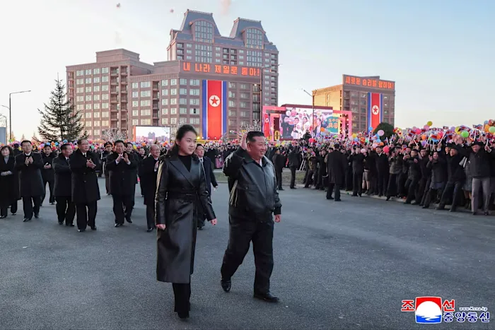 Şubat ayında Pyongyang'ın Hwasong bölgesinde 10.000 dairenin açılış töreninde Kim Ju Ae ve Kim Jong Un © KCNA/KNS/AFP/Getty Images