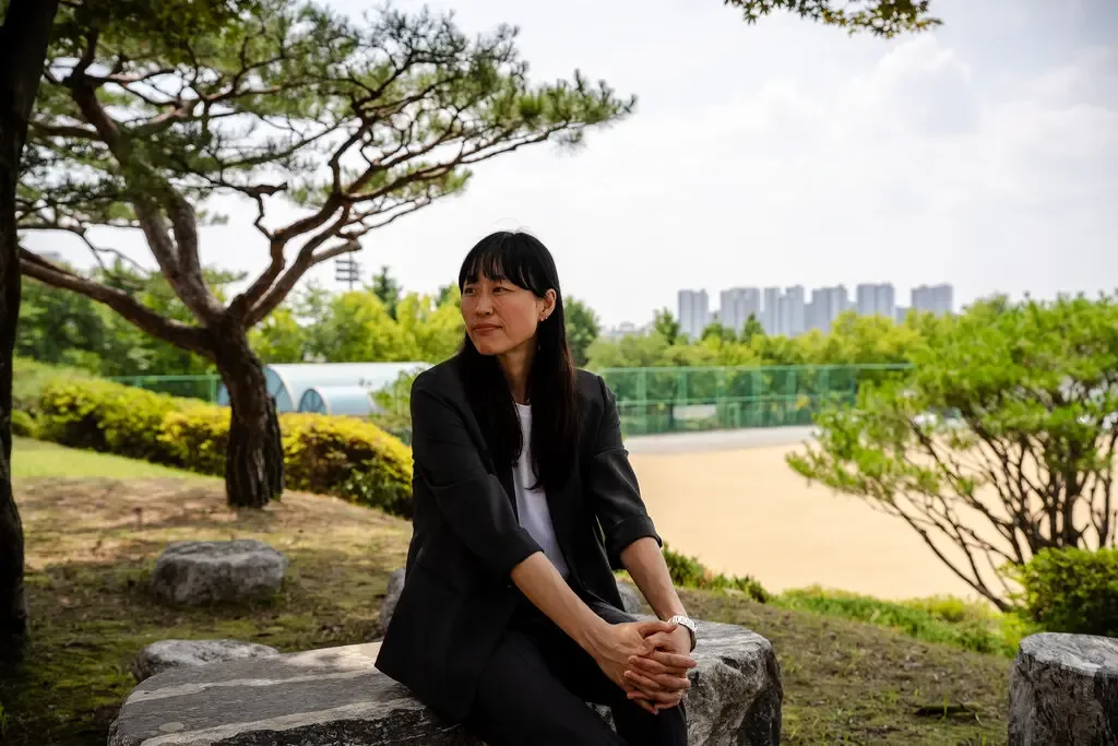 Okuldaki öğretmenlerden Kang Soo Jin, Samsung'un yalnızca sınıflarının en üst üçte birlik diliminde yer alan öğrencileri değerlendirdiğini, SK Hynix'in ise sadece en üst çeyreklik dilimi değerlendirdiğini söyledi.