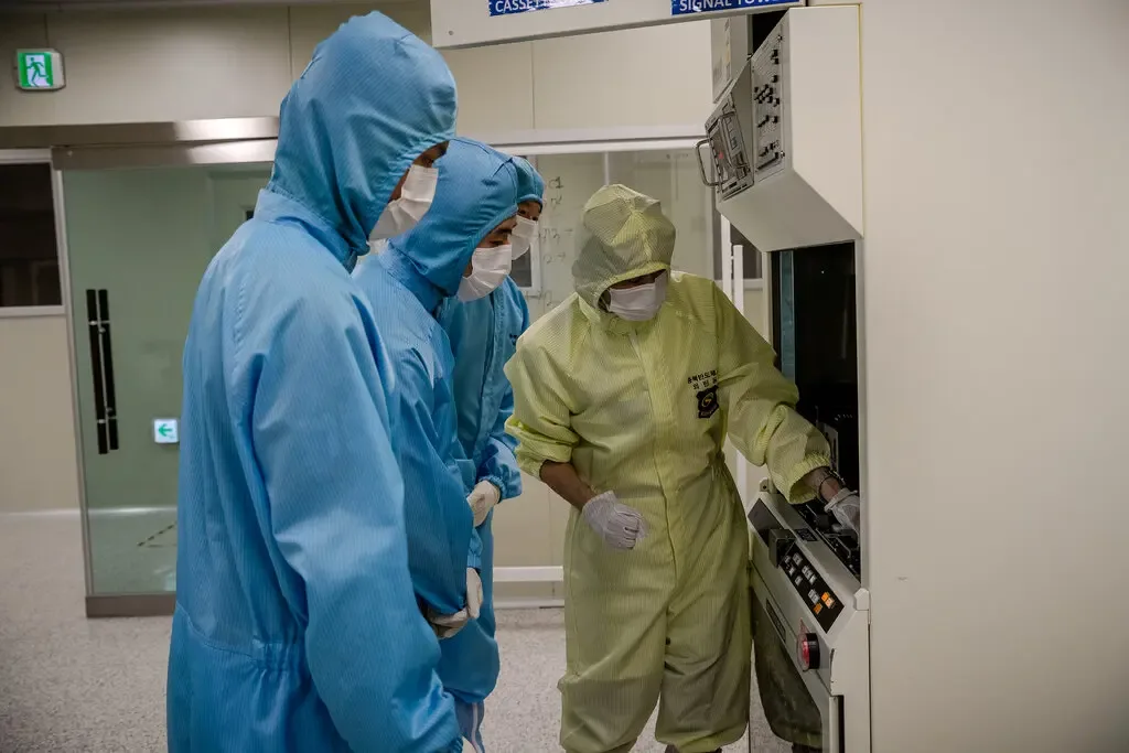 Öğretmen Bayan Kang, Samsung ve SK Hynix'te işe girmeye çalışan öğrencilerin "bir ay boyunca sabah 9'dan akşam 9'a kadar aralıksız" sınavlara çalıştığını söyledi.